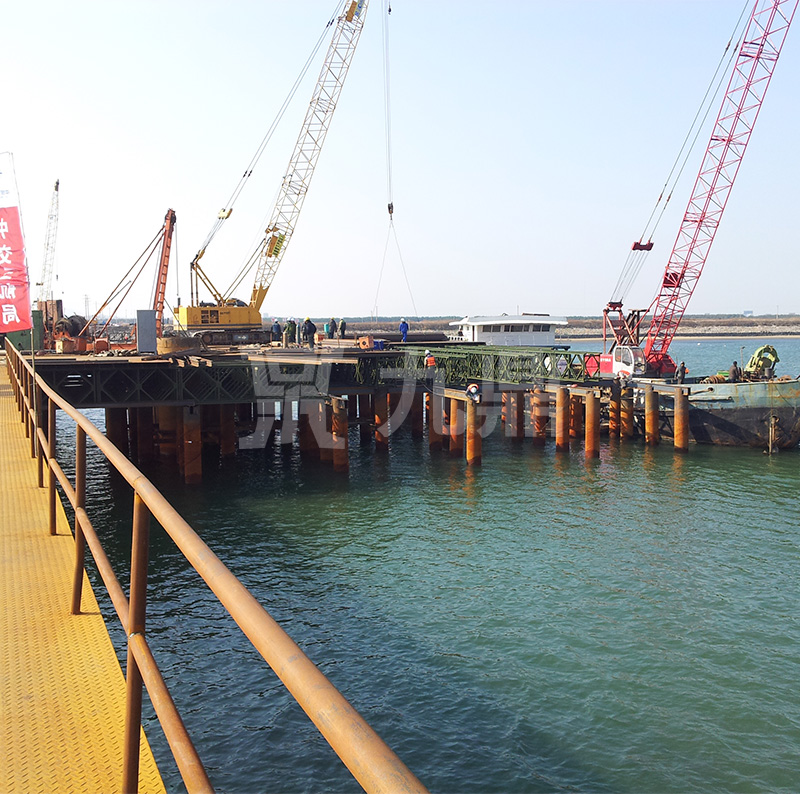 鋼棧橋鋪設不同高度的分配梁